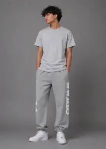 Model in Sweatpants Beluga Grey
